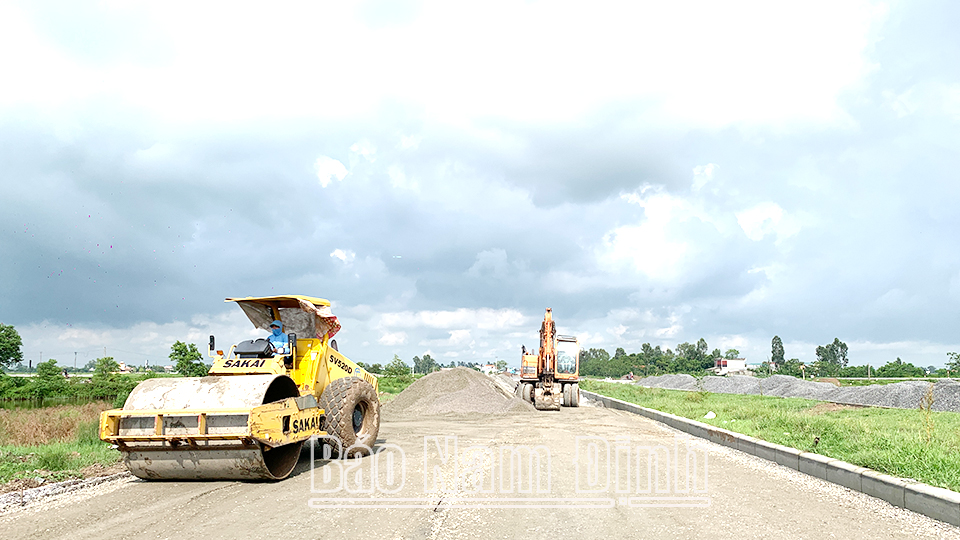 Thi công xây dựng, nâng cấp hạ tầng giao thông tại xã Yên Khang góp phần nâng cao năng lực thu hút đầu tư của huyện Ý Yên.  Bài và ảnh: Thanh Thúy