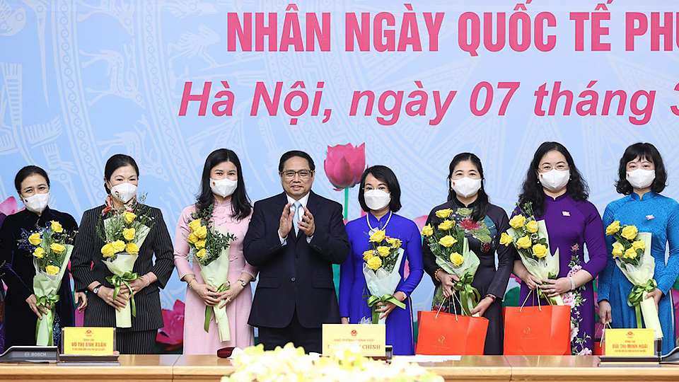 Thủ tướng Chính phủ Phạm Minh Chính chúc mừng các nữ lãnh đạo, quản lý, nữ trí thức, văn nghệ sĩ tiêu biểu nhân Ngày Quốc tế Phụ nữ.  Ảnh: VGP