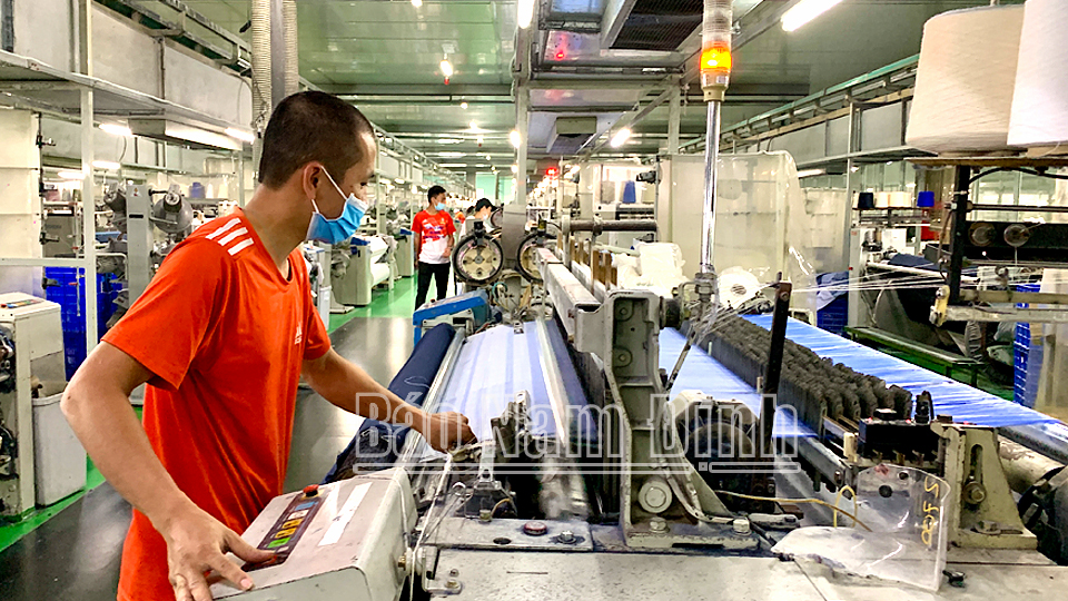 Sản xuất tại Công ty Cổ phần Dệt nhuộm Sunrise Việt Nam, Khu công nghiệp Bảo Minh.