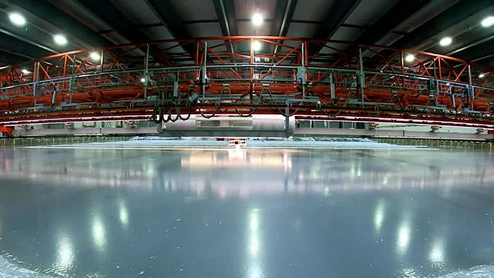 Thử nghiệm kéo cọc mô hình qua tảng băng lớn để mô phỏng turbine gió va chạm với băng tại Bể Băng Aalto.