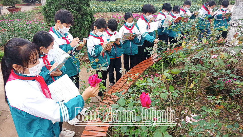 Học sinh Trường Tiểu học Rạng Đông (Nghĩa Hưng) với một giờ Tập làm văn, đề bài “Quan sát cây cối” tại vườn trường.