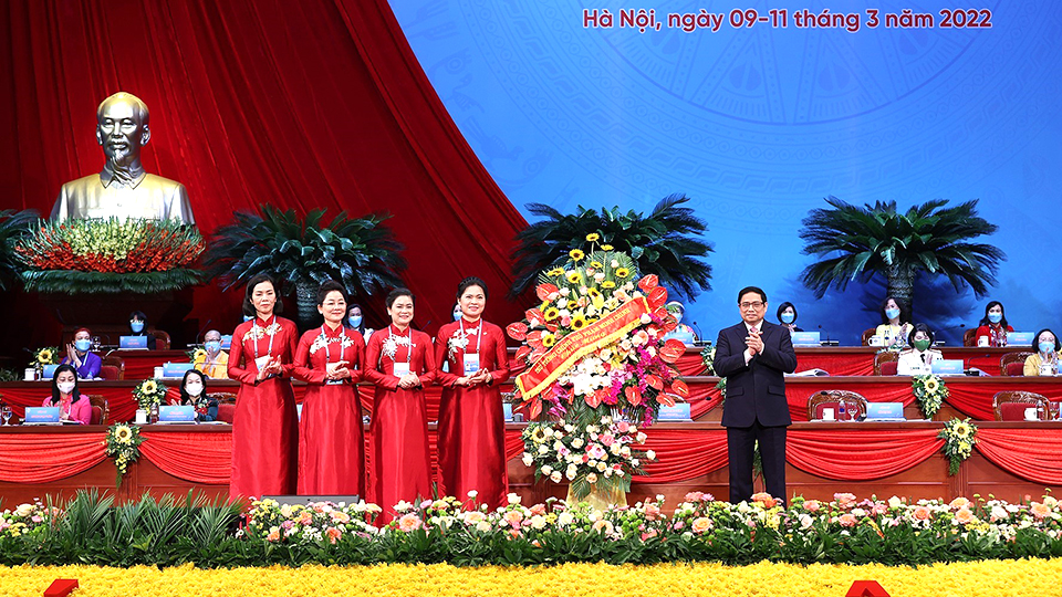 Thủ tướng Phạm Minh Chính thay mặt lãnh đạo Đảng, Nhà nước tặng hoa chúc mừng Đại hội.  Ảnh: Dương Giang - TTXVN