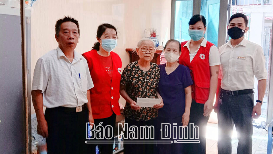 Bà Vũ Thị Ái Việt (thứ 2 từ trái sang), Chủ tịch Hội Chữ thập đỏ phường Quang Trung (thành phố Nam Định) thăm, tặng quà các gia đình có hoàn cảnh khó khăn trong phường.