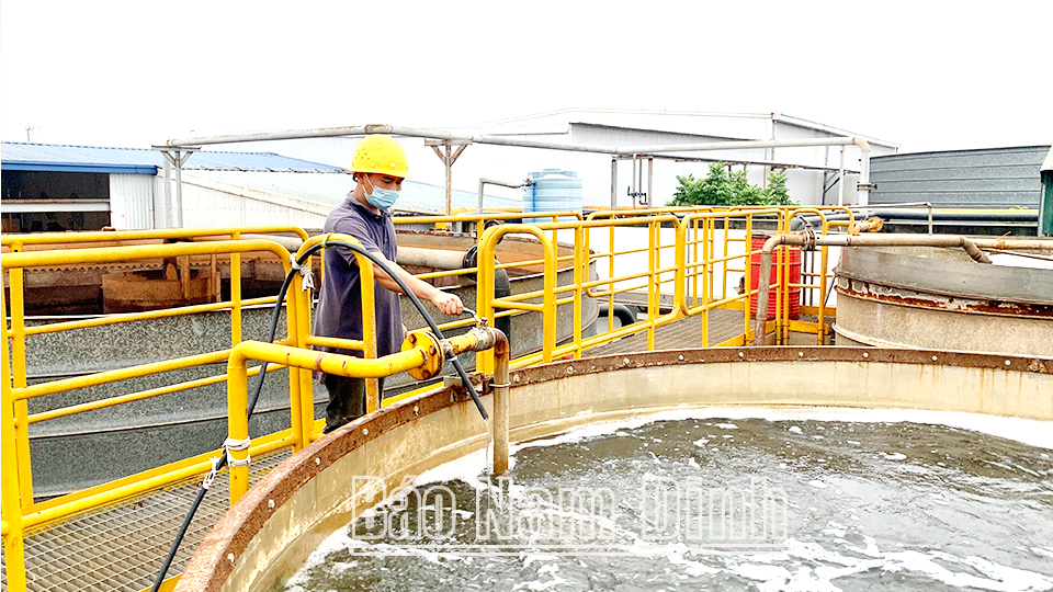 Cán bộ phụ trách môi trường Công ty Cổ phần Dệt nhuộm Sunrise Việt Nam (KCN Bảo Minh) vận hành trạm xử lý nước thải công nghiệp.