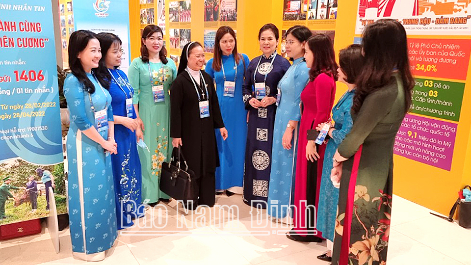 Đoàn đại biểu phụ nữ Nam Định trao đổi bên lề Đại hội