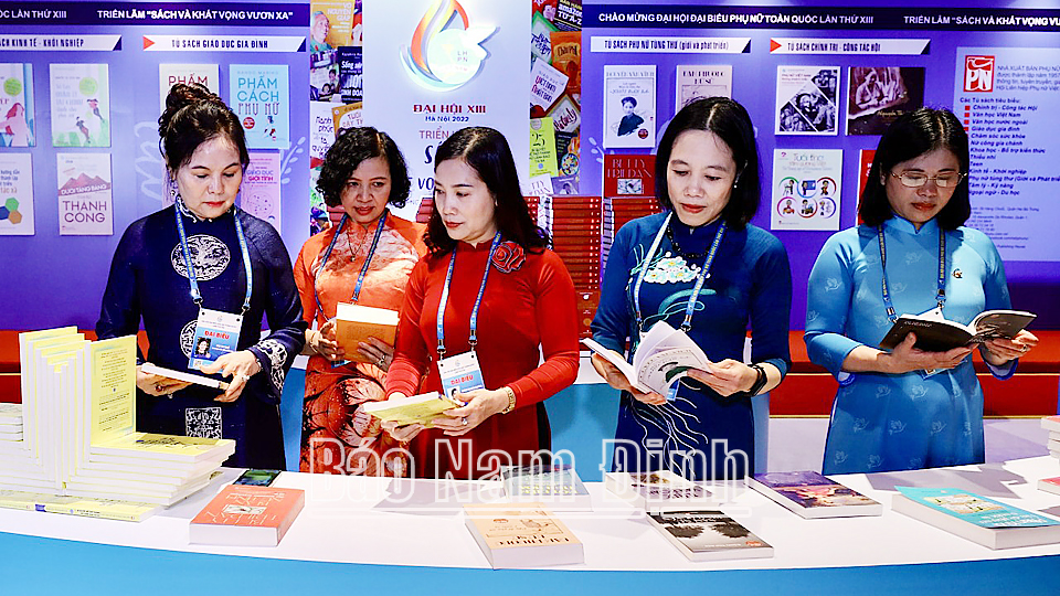 Đoàn đại biểu phụ nữ Nam Định tham quan triển lãm 