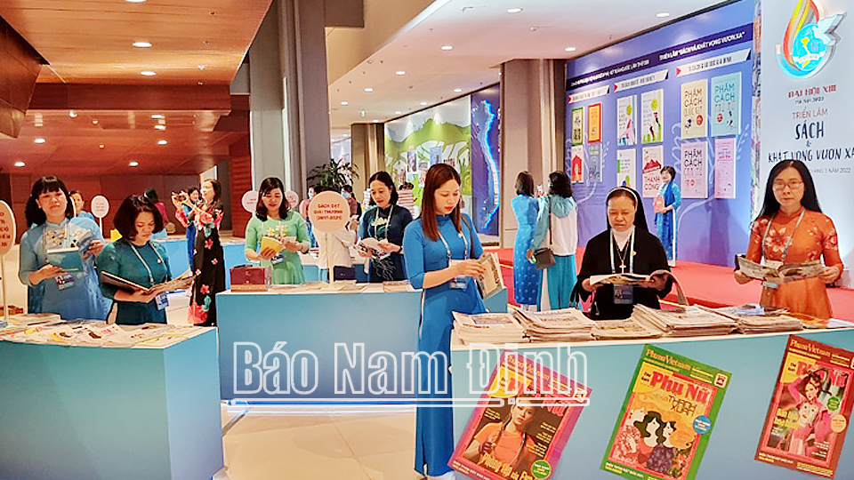Đoàn đại biểu phụ nữ Nam Định tham quan triển lãm 