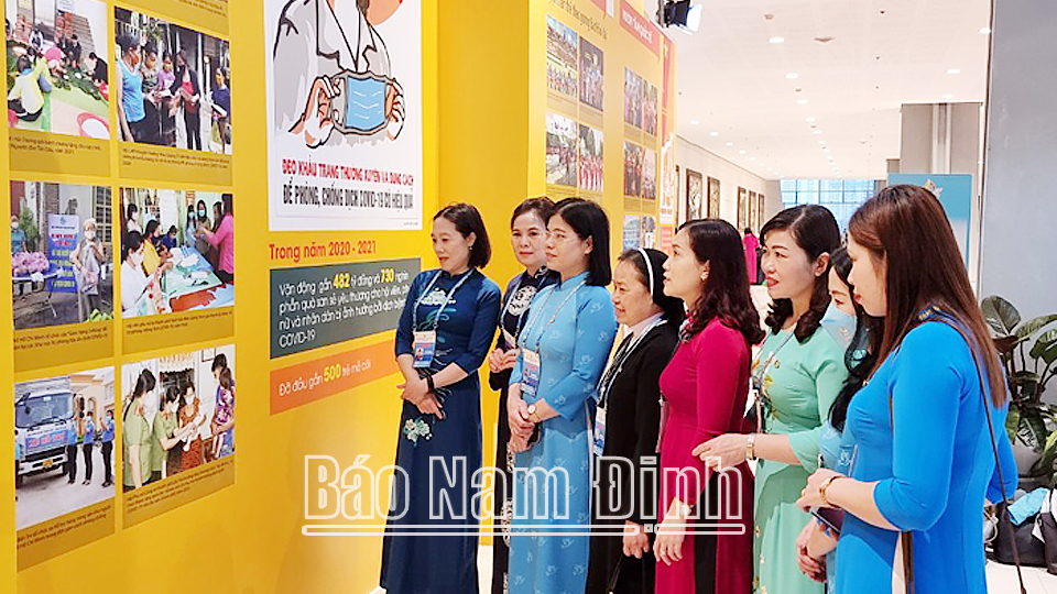 Đoàn đại biểu phụ nữ Nam Định tham quan Triển lãm 