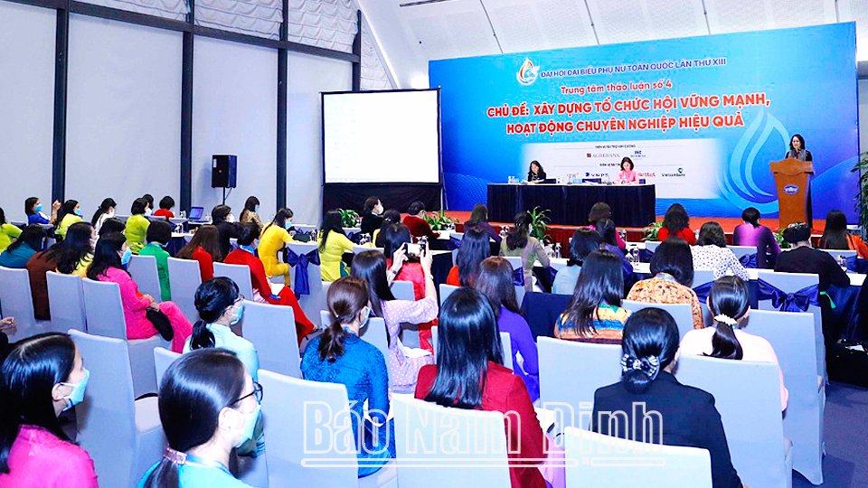 Đoàn đại biểu phụ nữ Nam Định tham gia các Trung tâm thảo luận chuyên đề của Đại hội.