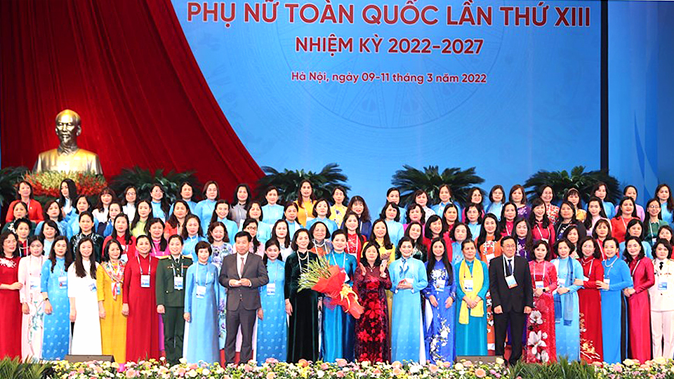 Ban Chấp hành Trung ương Hội Liên hiệp Phụ nữ Việt Nam khóa XIII ra mắt Đại hội. (Ảnh: TTXVN)