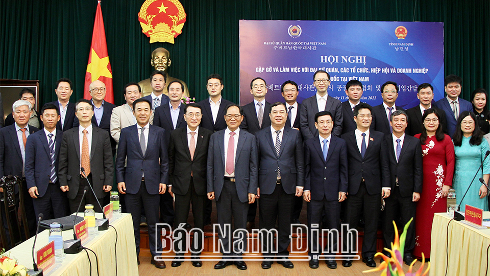 Các đồng chí lãnh đạo tỉnh chụp ảnh lưu niệm cùng Đoàn Đại sứ quán Hàn Quốc tại Việt Nam.
