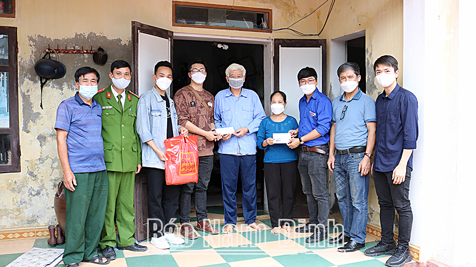 Đoàn viên, thanh niên Báo Nam Định cùng các nhà hảo tâm thăm, tặng quà gia đình ông Bùi Xuân Sử ở tổ 5, Phường Lộc Hạ (thành phố Nam Định)