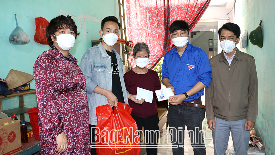 Đoàn viên, thanh niên Báo Nam Định cùng các nhà hảo tâm thăm, tặng quà bà Trần Thị Tuyết ở tổ 3, Phú Ốc, phường Lộc Hòa (thành phố Nam Định)