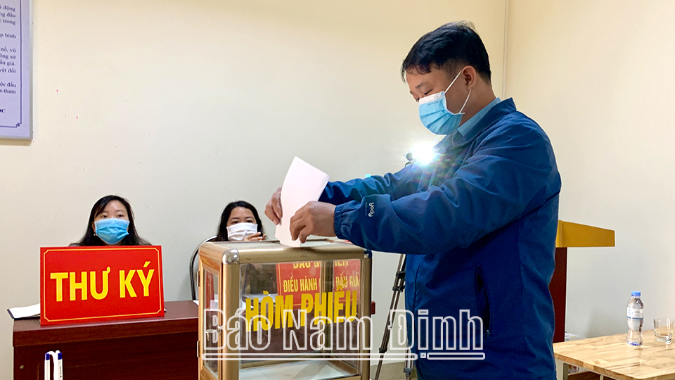 Người dân thực hiện quy trình bỏ phiếu trong cuộc đấu giá quyền sử dụng đất tại Trung tâm đấu giá tài sản tỉnh Nam Định (Sở Tư pháp). Bài và ảnh: Thanh Thúy