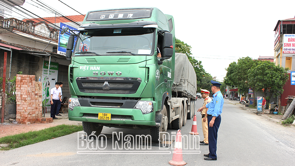 Lực lượng Thanh tra Giao thông (Sở Giao thông Vận tải) phối hợp với Công an huyện Ý Yên thực hiện kiểm soát tải trọng xe trên tuyến tỉnh lộ 485.