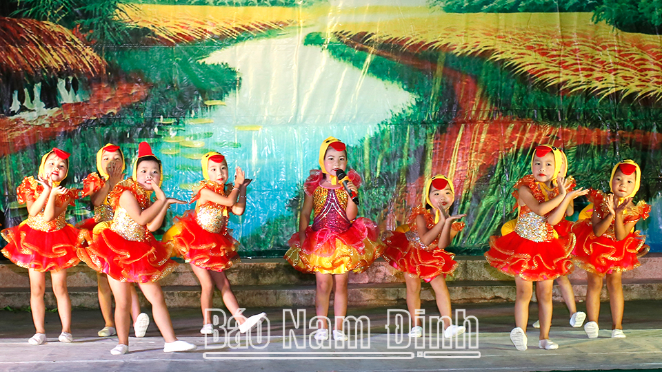 Các cháu lứa tuổi mầm non biểu diễn trong liên hoan văn nghệ quần chúng huyện Nghĩa Hưng.
