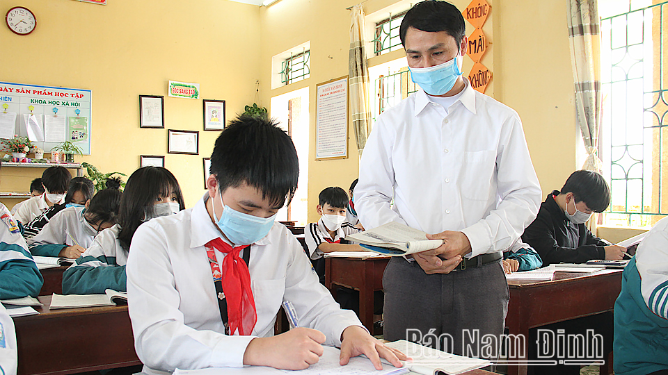 Nhà giáo Lê Duy Toản và học sinh lớp 9B trong giờ học đọc hiểu văn bản.