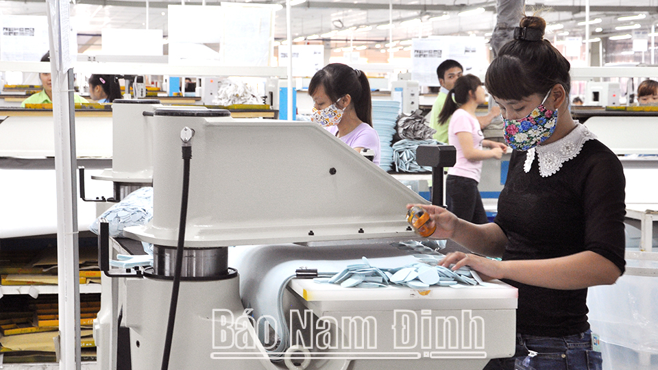 Sản xuất các mặt hàng túi xách tay xuất khẩu tại Công ty TNHH Yamani Dynasty, Cụm công nghiệp Nam Hồng (Nam Trực).