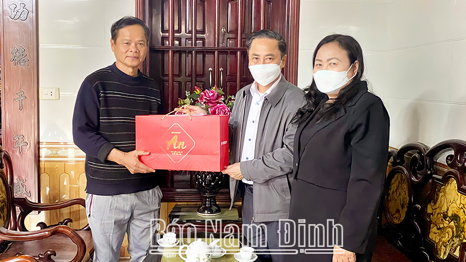 Lãnh đạo huyện Xuân Trường thăm, tặng quà gia đình ông Ngô Ngọc Lâm xã Thọ Nghiệp có 3 con là nạn nhân chất độc da cam.