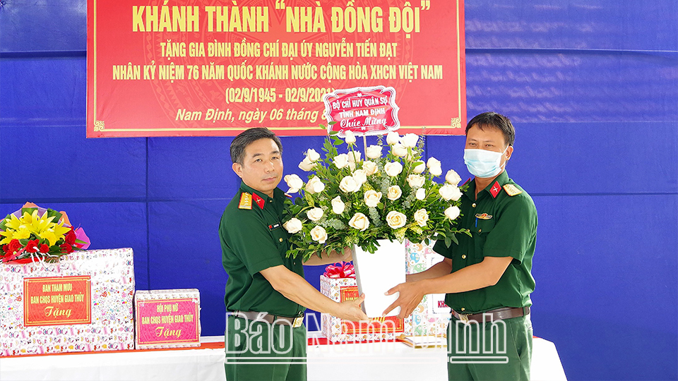 Bộ CHQS tỉnh khánh thành “Nhà đồng đội” tặng gia đình Đại úy Nguyễn Tiến Đạt, trợ lý Ban Tham mưu, Ban CHQS huyện Giao Thủy.