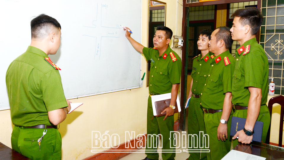 Cán bộ, chiến sĩ Phòng Cảnh sát Hình sự (Công an tỉnh) triển khai kế hoạch phá án.