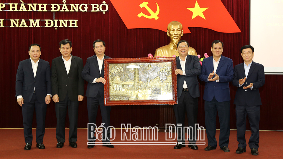 Các đồng chí Thường trực Tỉnh ủy trao tặng Đảng ủy Khối Doanh nghiệp Trung ương bức tranh lưu niệm.
