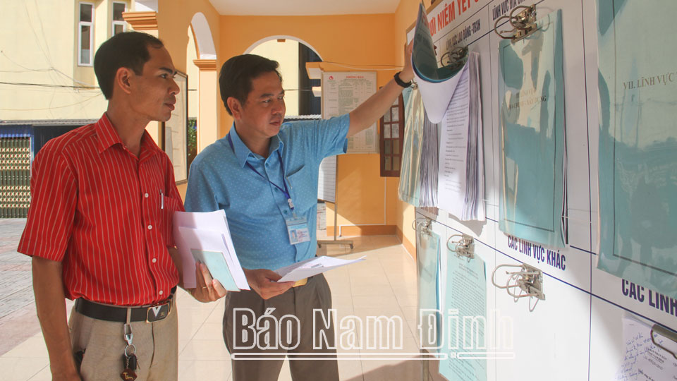 Cán bộ phường Thống Nhất (thành phố Nam Định) hướng dẫn người dân tra cứu thủ tục hành chính tại trụ sở UBND phường.  Bài và ảnh: Nguyễn Hương