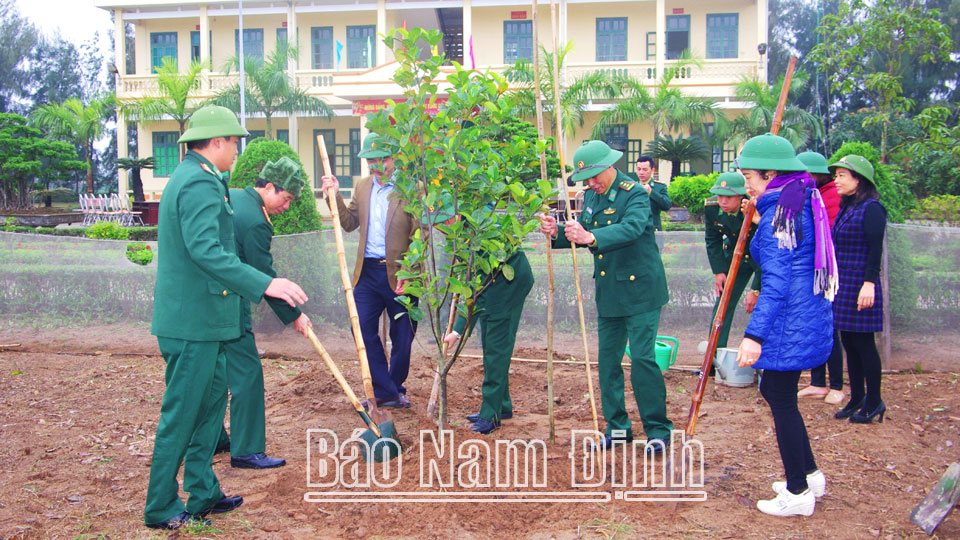 Cán bộ, chiến sĩ Hải đội 2 và nhân dân xã Phúc Thắng (Nghĩa Hưng) tổ chức trồng cây đảm bảo “xanh - sạch - đẹp” trong khuôn viên đơn vị.