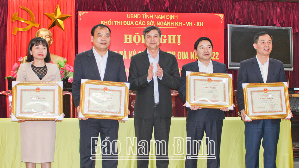Đồng chí Trần Lê Đoài, Tỉnh ủy viên, Phó Chủ tịch UBND tỉnh tặng Bằng khen UBND tỉnh cho các đơn vị trong Khối Thi đua.