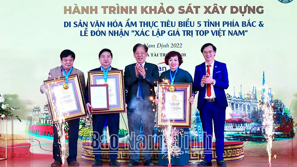 Đại diện Trung tâm kỷ lục Việt Nam trao Bằng xác lập “Top 100 món ăn đặc sản Việt Nam” cho 3 món đặc sản ẩm thực Nam Định.