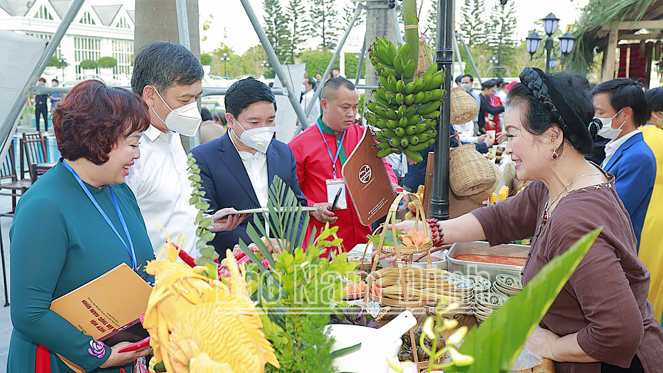 Đồng chí Phó Chủ tịch UBND tỉnh Trần Lê Đoài và các đại biểu tham quan khu vực giới thiệu đặc sản ẩm thực các vùng miền.