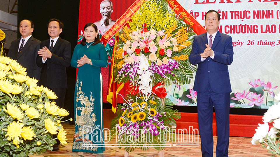 Đồng chí Phó Bí thư Thường trực Tỉnh ủy tặng  lẵng hoa tươi thắm chúc mừng  huyện Trực Ninh.