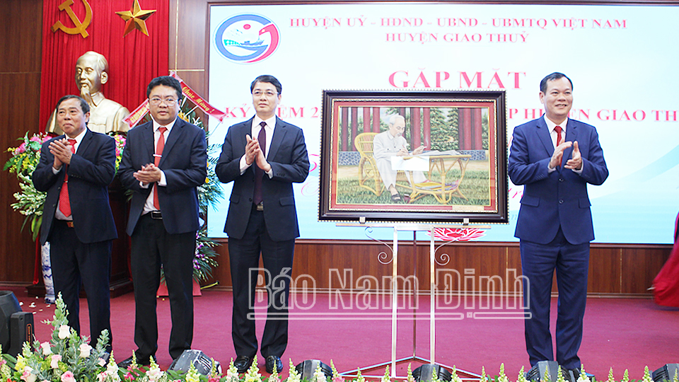 Đồng chí Phó Bí thư Thường trực Tỉnh uỷ trao tặng huyện Giao Thủy bức ảnh chân dung Chủ tịch Hồ Chí Minh.