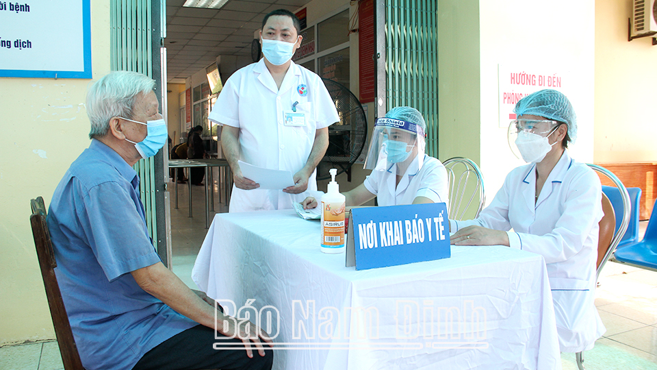 Trung tâm y tế huyện Trực Ninh khám sàng lọc dịch COVID-19 đối với người dân đến kiểm tra sức khỏe.  Bài và ảnh: Văn Trọng