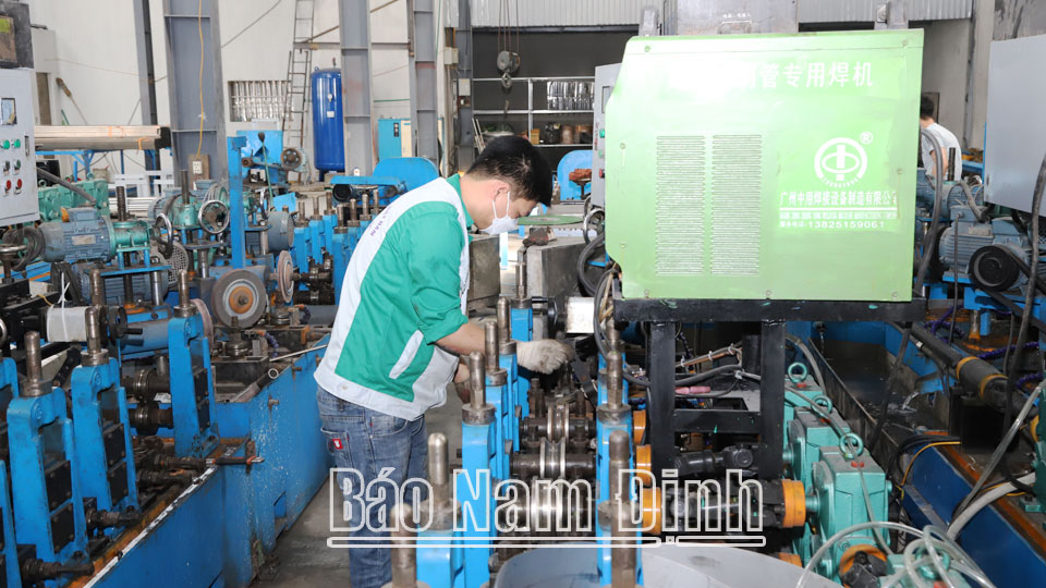 Dây chuyền lốc ống inox tự động của Công ty TNHH Hiền Hoa, Cụm công nghiệp Xuân Tiến.