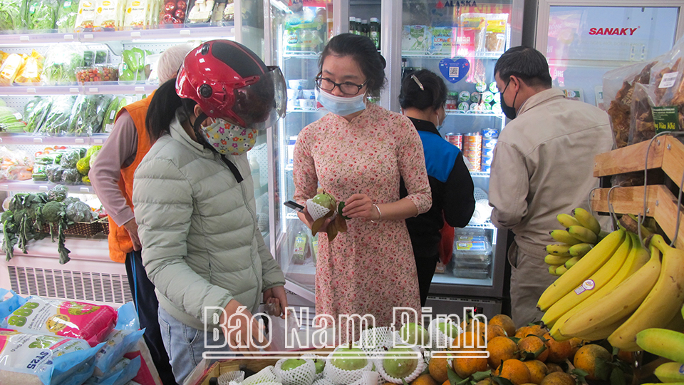 Chăm sóc gà đẻ theo công nghệ khép kín tại Công ty Cổ phần Gà giống Châu Thành, xã Nam Hùng (Nam Trực) (ảnh 1); Một cửa hàng thực phẩm an toàn của Hiệp hội Nông nghiệp sạch Nam Định (ảnh 2).