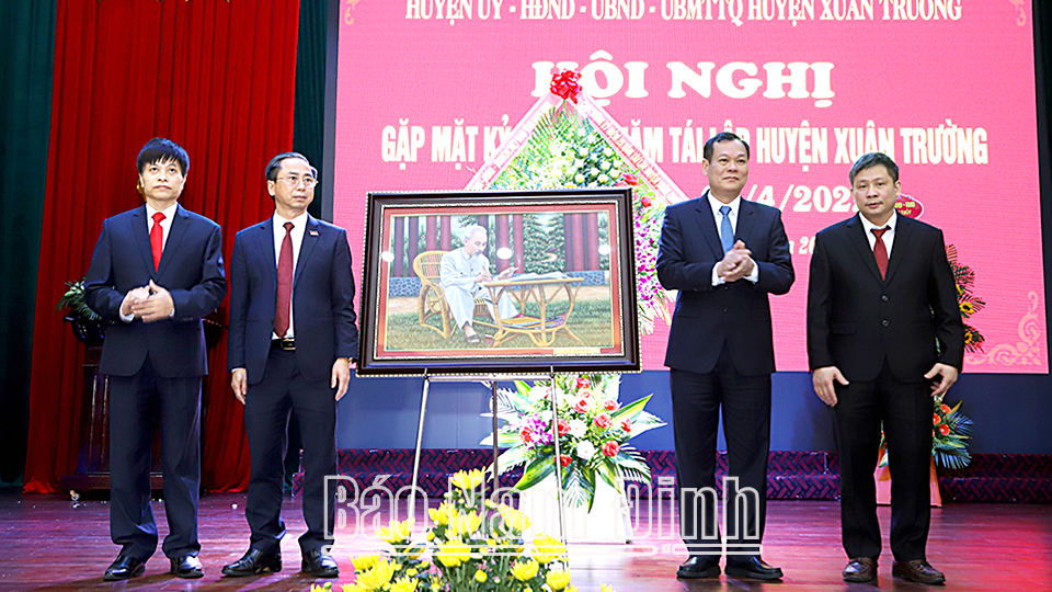 Đồng chí Phó Bí thư Thường trực Tỉnh uỷ trao tặng huyện Xuân Trường bức ảnh chân dung Chủ tịch Hồ Chí Minh.