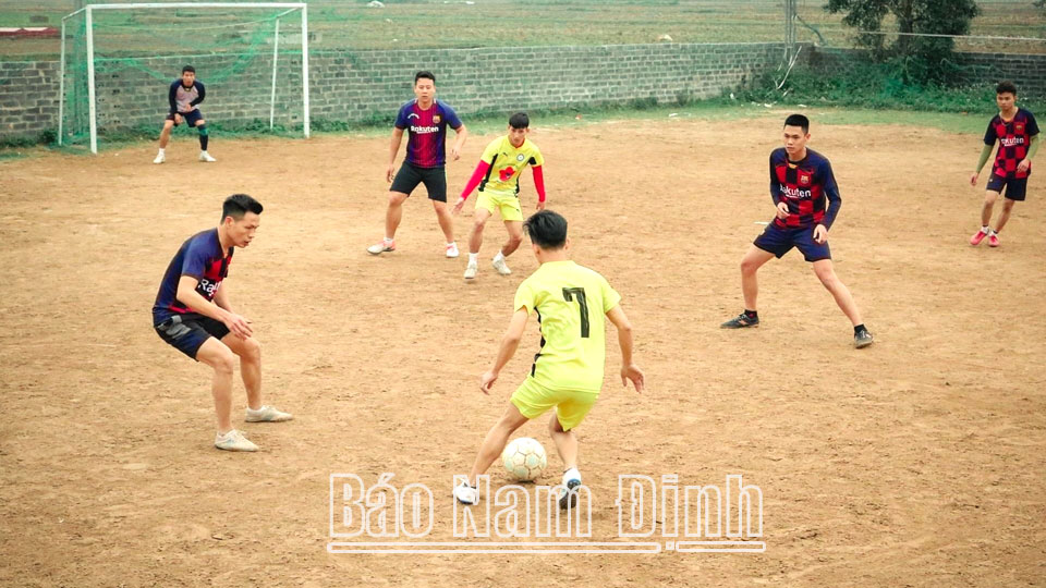 Một trận thi đấu bóng đá của thanh niên xã Nam Cường.
