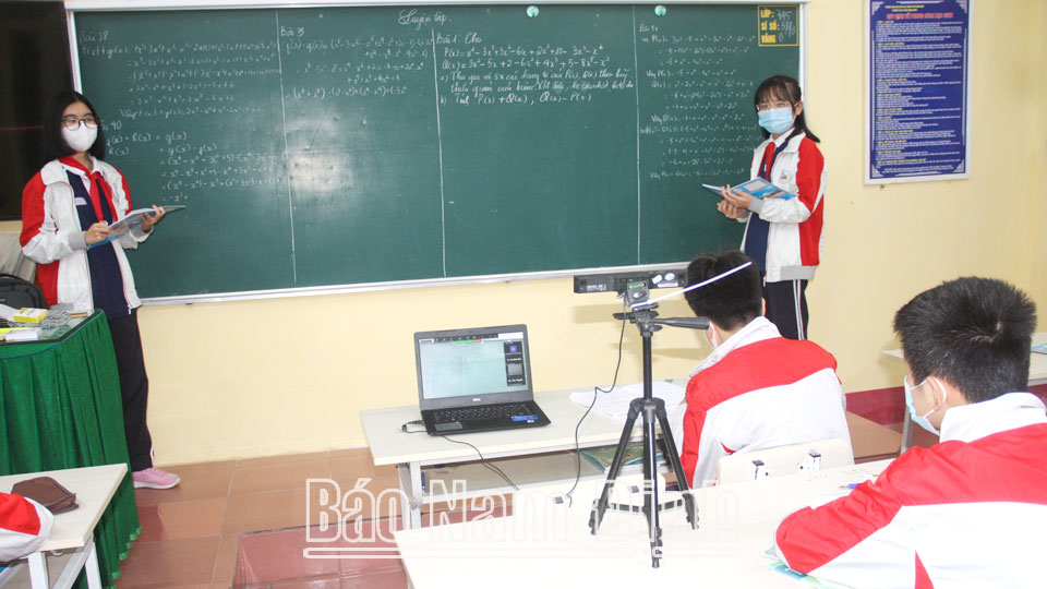 Học sinh lớp 7A5, Trường THCS Trần Đăng Ninh (thành phố Nam Định) học trực tiếp kết hợp trực tuyến trong giờ học Toán.  Ảnh: Do cơ sở cung cấp