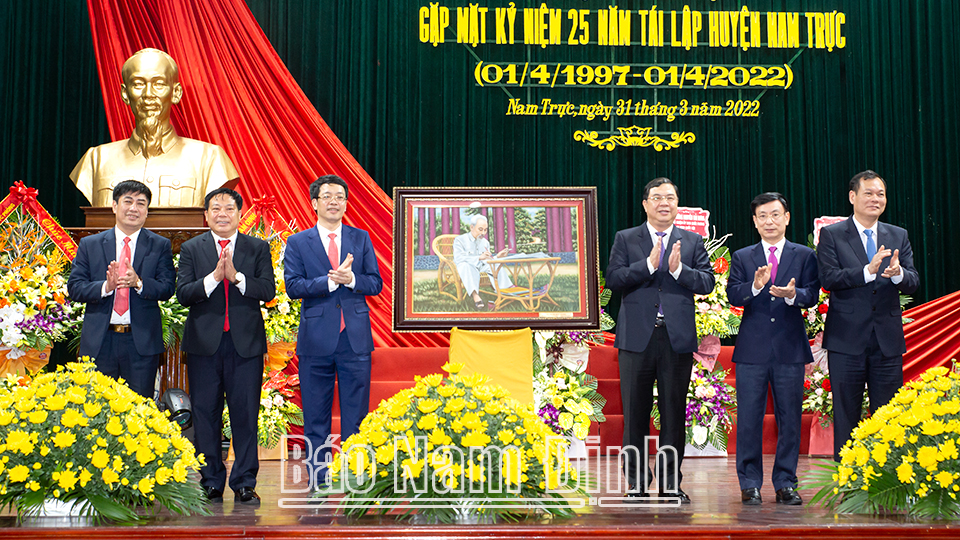 Các đồng chí Thường trực Tỉnh uỷ trao tặng huyện Nam Trực bức ảnh chân dung Chủ tịch Hồ Chí Minh.