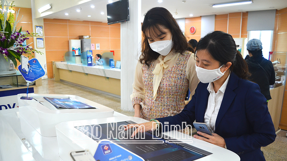Khách hàng trải nghiệm giao dịch ngân hàng điện tử hiện đại BIDV E-Zone tại Ngân hàng TMCP Đầu tư và Phát triển Việt Nam Chi nhánh tỉnh Nam Định.
