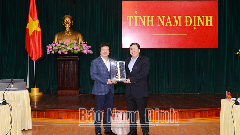 Lãnh đạo Tập đoàn FPT tặng đồng chí Phạm Gia Túc, Ủy viên BCH Trung ương Đảng, Bí thư Tỉnh ủy biểu trưng của Tập đoàn FPT.