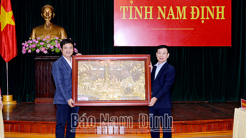 Đồng chí Phạm Đình Nghị, Phó Bí thư Tỉnh ủy, Chủ tịch UBND tỉnh tặng lãnh đạo Tập đoàn FPT bức tranh Tháp Phổ Minh, biểu tượng của tỉnh Nam Định.
