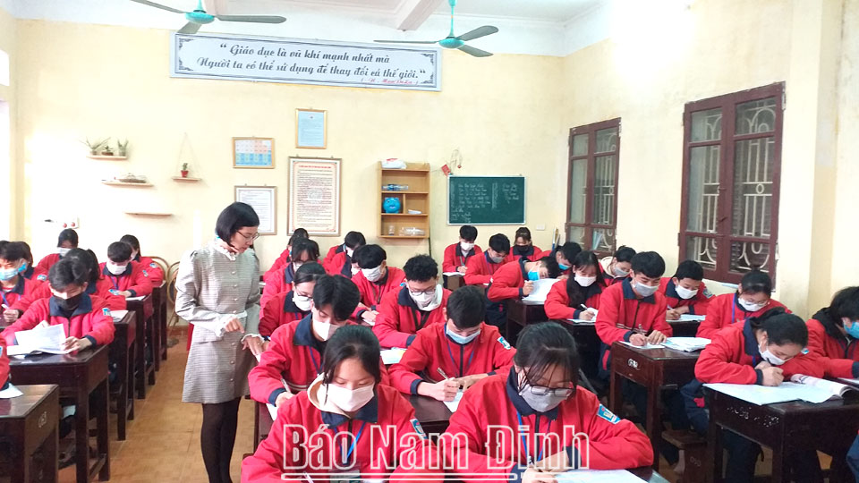 Cô và trò Trường THPT Nguyễn Bính (Vụ Bản) trong một giờ ôn tập môn Tiếng Anh.