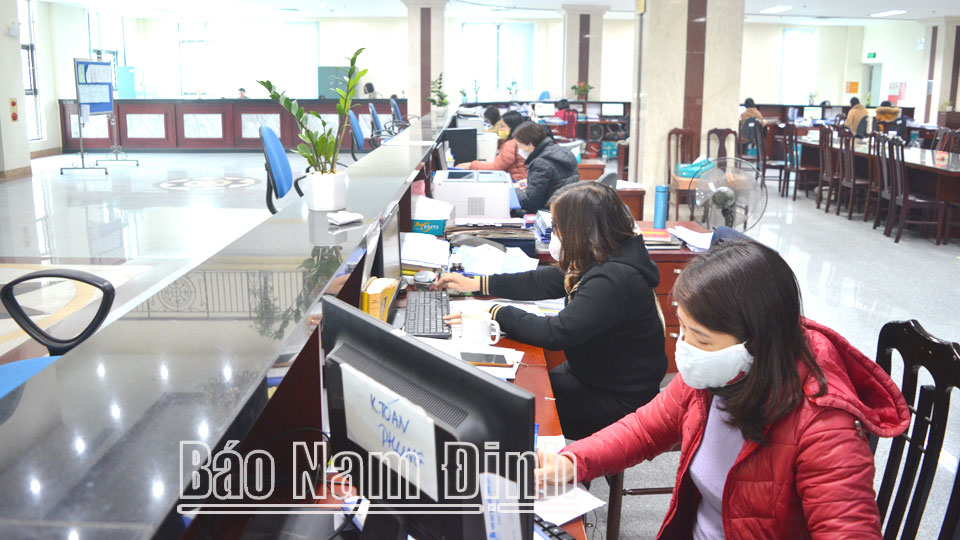 Ứng dụng công nghệ thông tin góp phần giảm thiểu lượt giao dịch tại quầy ở Kho bạc Nhà nước Nam Định.
