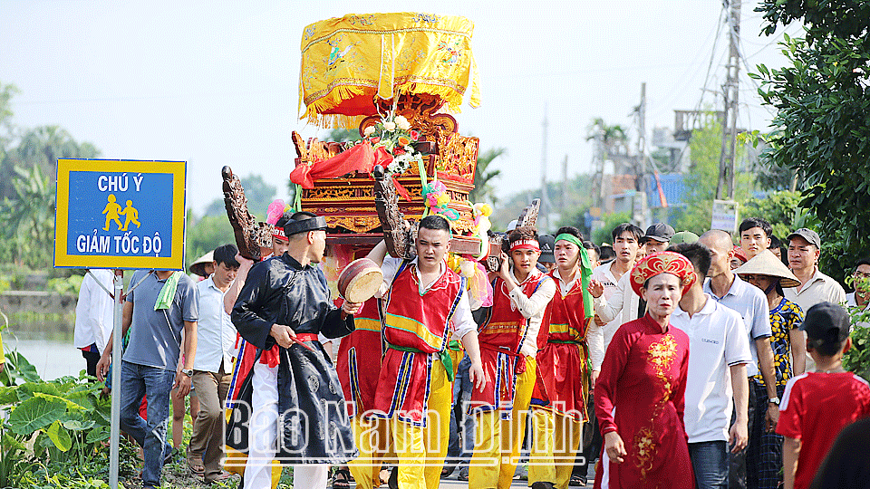 Nghi thức rước kiệu trong lễ hội làng Thanh Khê, xã Nam Cường (Nam Trực).
