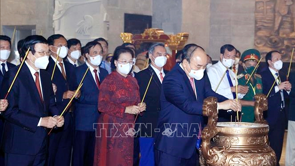 Chủ tịch nước Nguyễn Xuân Phúc và các đồng chí lãnh đạo, nguyên lãnh đạo Đảng, Nhà nước dâng hương tại Đền thờ Vua Hùng tại TP Cần Thơ. 