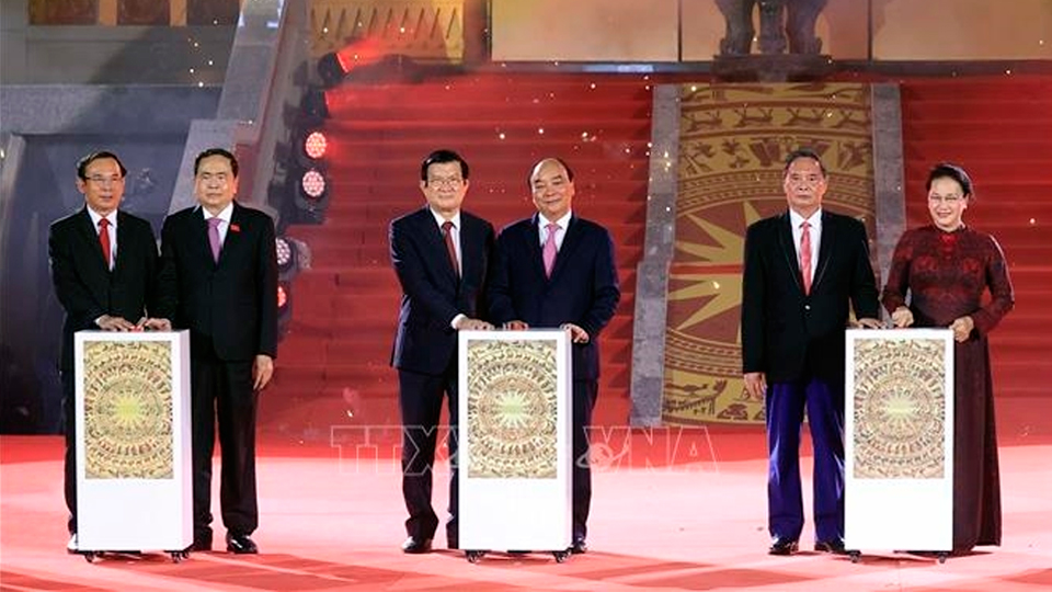 Chủ tịch nước Nguyễn Xuân Phúc và các đồng chí lãnh đạo, nguyên lãnh đạo Đảng, Nhà nước thực hiện nghi thức khánh thành    Đền thờ Vua Hùng tại TP Cần Thơ. Ảnh: TTXVN