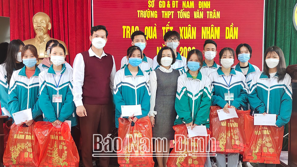 Trường THPT Tống Văn Trân trao quà cho các em học sinh có hoàn cảnh khó khăn nhân dịp Tết Nguyên đán Nhâm Dần.