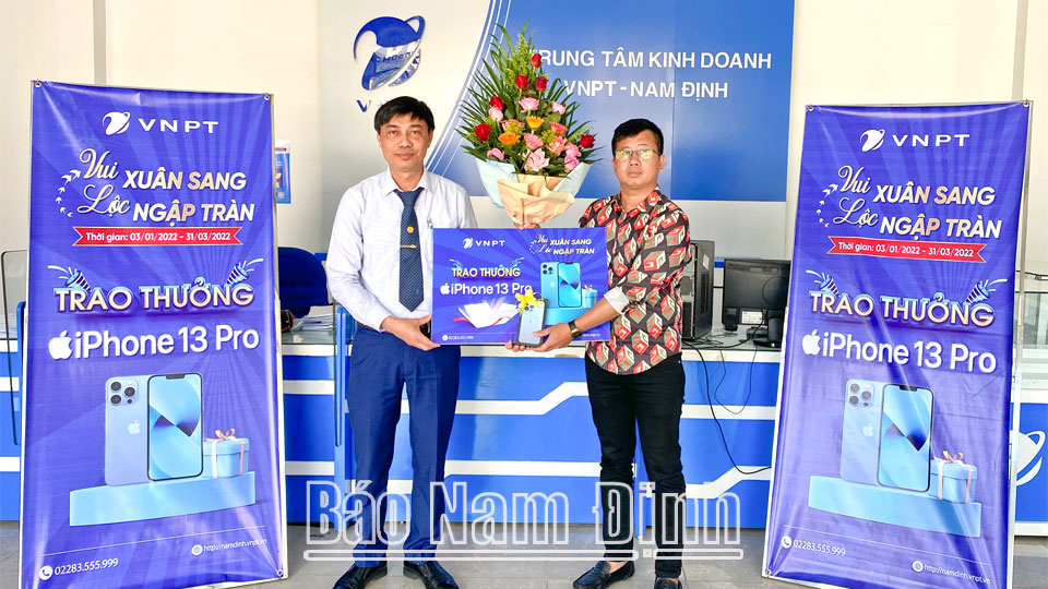 Đại diện Trung tâm Kinh doanh VNPT - Nam Định trao giải thưởng 1 chiếc điện thoại Iphone 13 Pro 128GB blue cho khách hàng trúng thưởng.